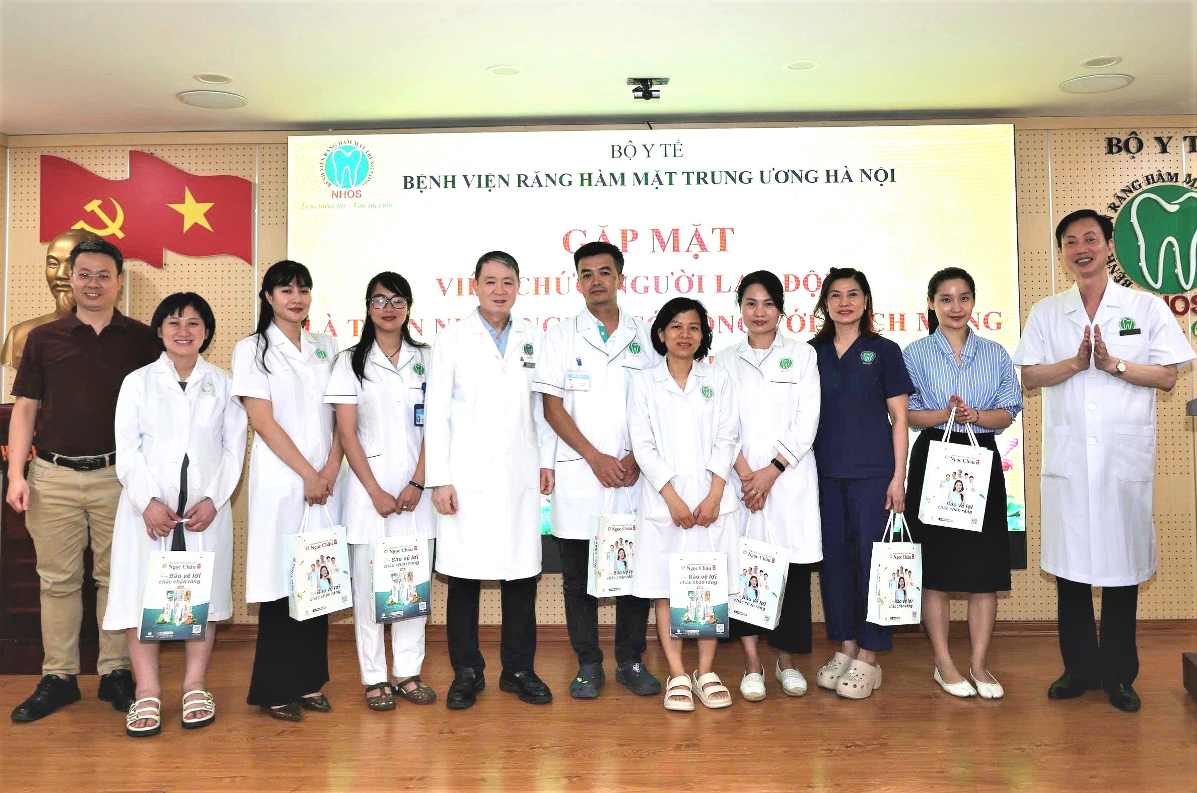 BGĐ bệnh viện tặng quà tri ân tới các viên chức, người lao động là thân nhân người có công với cách mạng